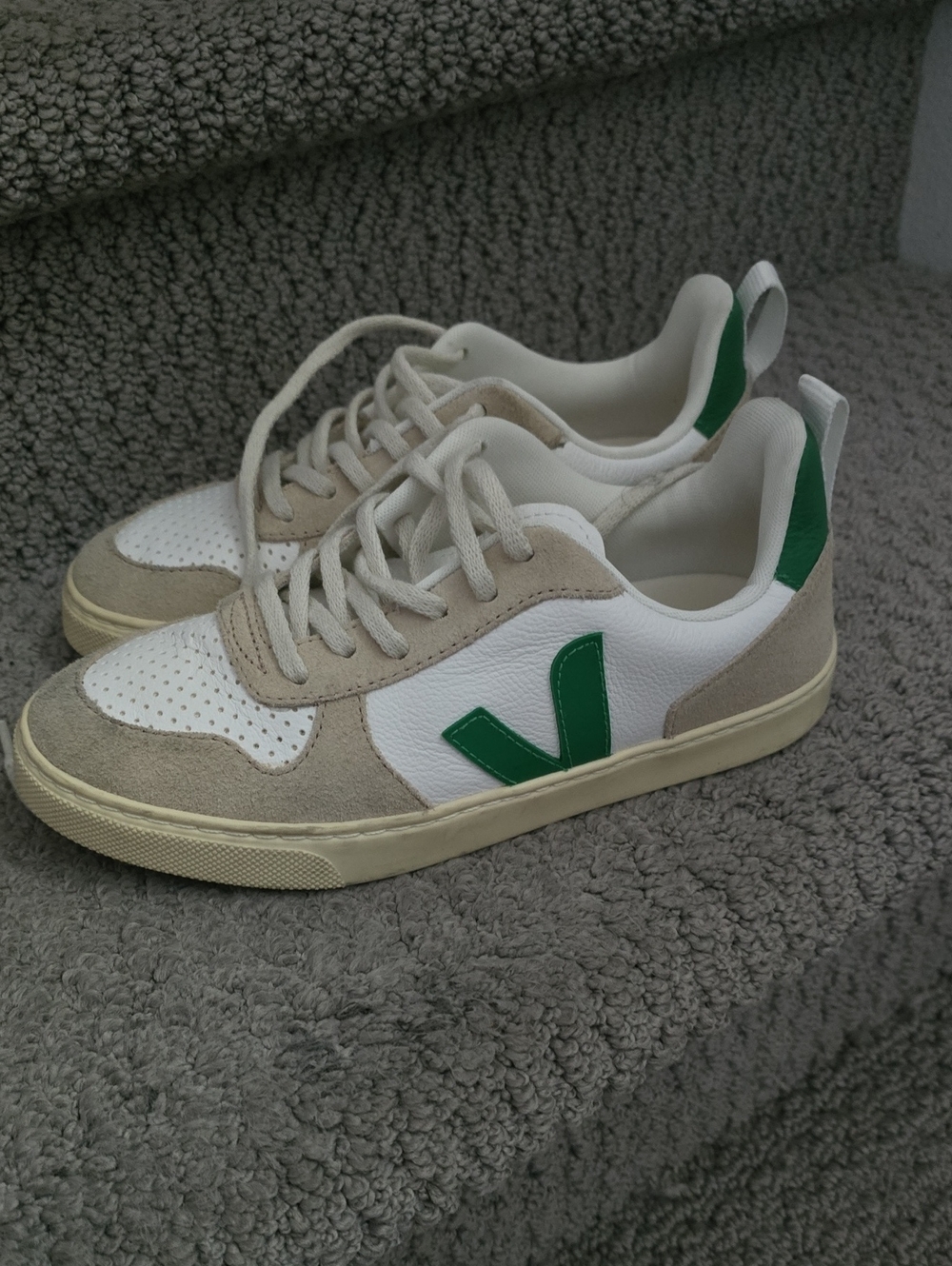Veja Kids Unisex Small V 10 Low-Top Sneakers in White, Beige and Green